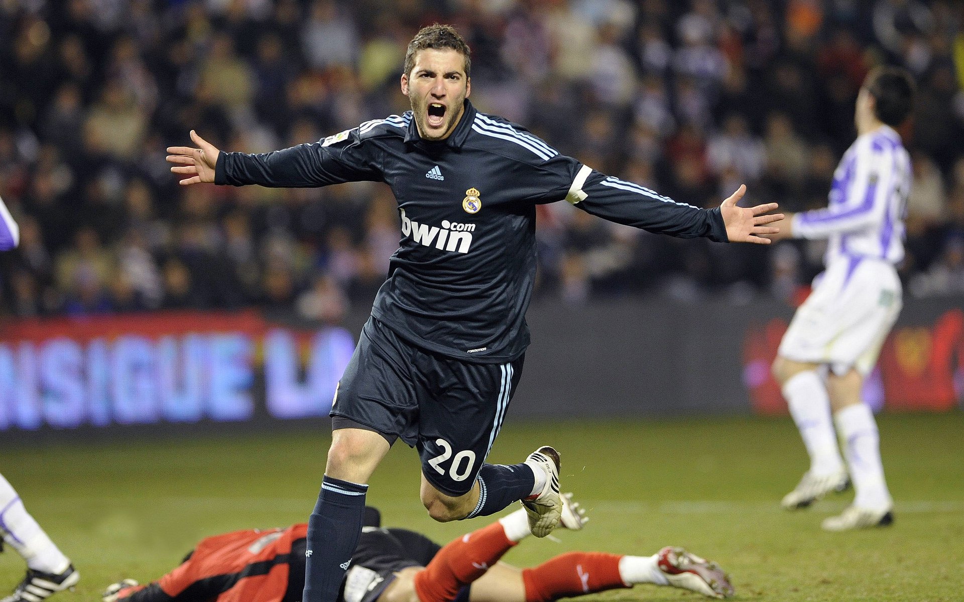 以血肉筑屏障，他是指挥日本钢铁防线的沉默大师